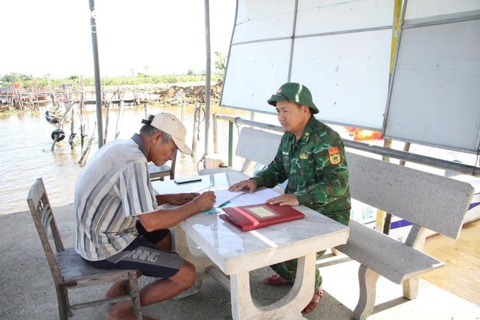  Ngư dân ký cam kết không vi phạm các quy định đánh bắt thủy sản. Ảnh: Anh Bách 