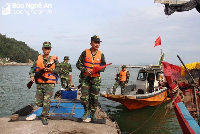  Lực lượng chức năng tuần tra, kiểm soát tàu cá vi phạm các quy định đánh bắt thủy sản. Ảnh: Hoài Thu 