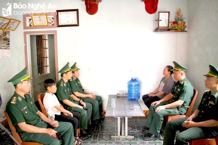  Tuyên truyền đến từng gia đình có ngư dân tham gia các chuyến biển khai thác thủy sản. Ảnh: Anh Bách 