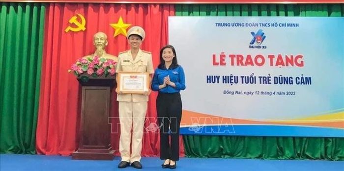 Đại úy Thái Ngô Hiếu được trao tặng Huy hiệu tuổi trẻ dũng cảm. Ảnh: TTXVN Phát