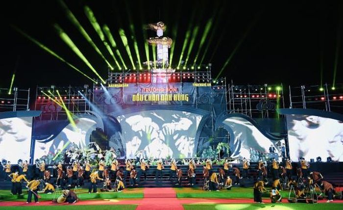 Chương trình nghệ thuật thu hút đông đảo khán giả.