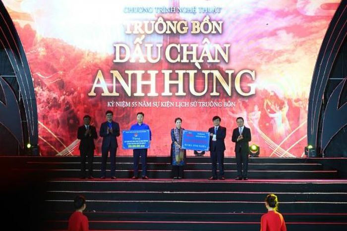 Lãnh đạo Báo Nhân dân, Tập đoàn Dầu khí Quốc gia Việt Nam, Ban Bí thư Trung ương Đoàn trao hỗ trợ an sinh xã hội cho tỉnh Nghệ An.
