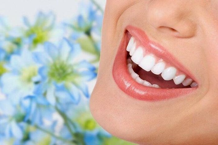 Duy trì thói quen chăm sóc răng tốt sẽ giúp bạn có nụ cười xinh và thu hút người xung quanh.