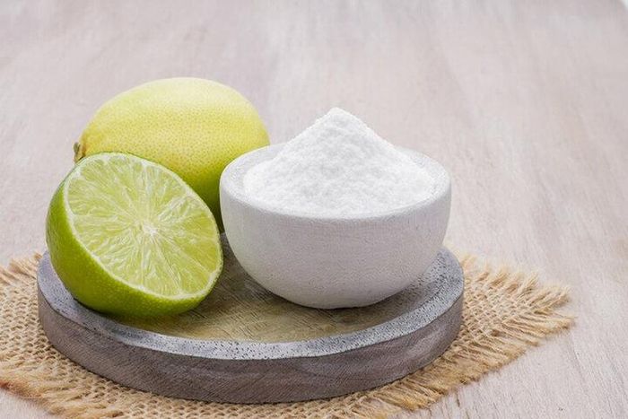 Baking soda + chanh là combo đánh bật mảng ố trên bề mặt răng.