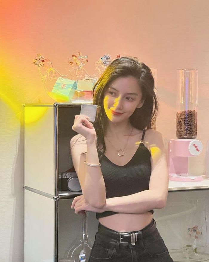 Bà mẹ một con khoe eo thon ở tuổi 34.
