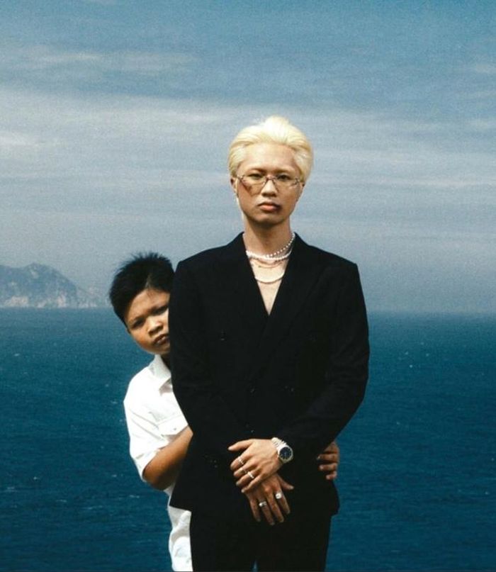 Tạo hình rapper Obito trong album mới "Đánh đổi" cho thấy một hình ảnh khác - sự trầm lặng hơn