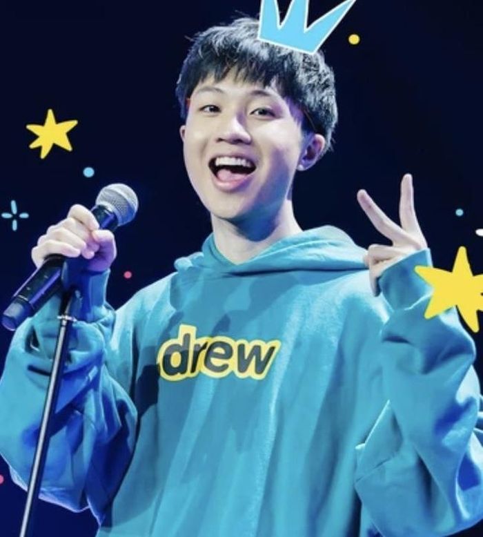 Một năm trước, tháng 10/2022, Obito ra mắt MV "Si mê you" mang màu sắc tươi trẻ của tình yêu tuổi mới lớn