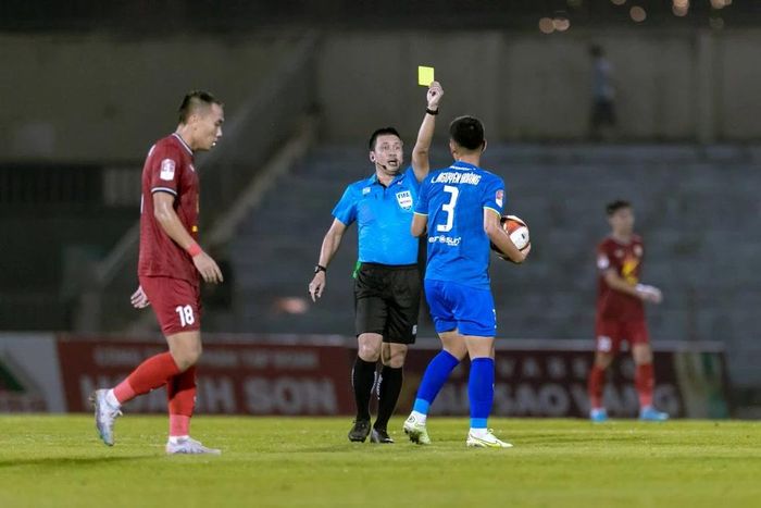 Lê Nguyên Hoàng là một trong những trung vệ trẻ triển vọng của Sông Lam Nghệ An. Ảnh: Xuân Thủy