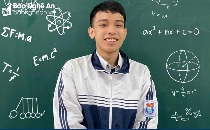  Phan Duy Mạnh là học sinh duy nhất ở bảng A đoạt 2 giải Nhất tại Kỳ thi học sinh giỏi lớp 12 tỉnh Nghệ An năm học 2023 - 2024. Ảnh: PV 