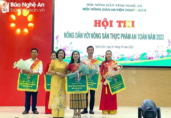  Ban tổ chức trao giải cho các đội tham gia hội thi. Ảnh: T.P 