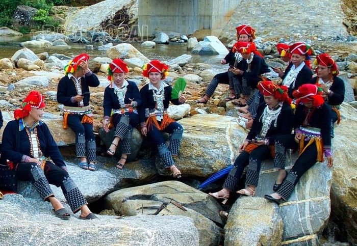 Phụ nữ đồng bào Dao các thôn vùng cao của huyện Bảo Thắng trước một buổi sinh hoạt về bình quyền. Ảnh: Văn Thanh.