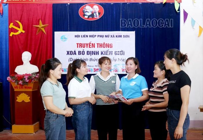 Phụ nữ thôn đặc biệt khó khăn, xã Kim Sơn, huyện Bảo Yên trao tham gia buổi truyền thông về xóa định kiến giới tổ chức trung tuần tháng 10/2023.