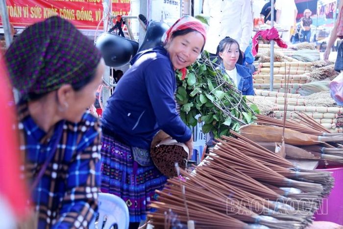 Phụ nữ vùng cao huyện Bắc Hà phát triển kinh tế bằng nghề thủ công truyền thống. Trong ảnh: Hội viên phụ nữ xã Thải Giàng Phố bán hương trầm địa phương.