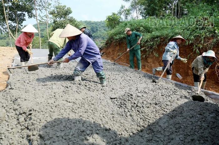 Hội viên phụ nữ thôn đặc biệt khó khăn xã Kim Sơn, huyện Bảo Yên tham gia làm đường giao thông nông thôn.
