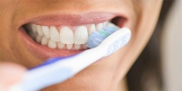 Cần đánh răng thường xuyên và đúng cách để phòng tụt lợi.