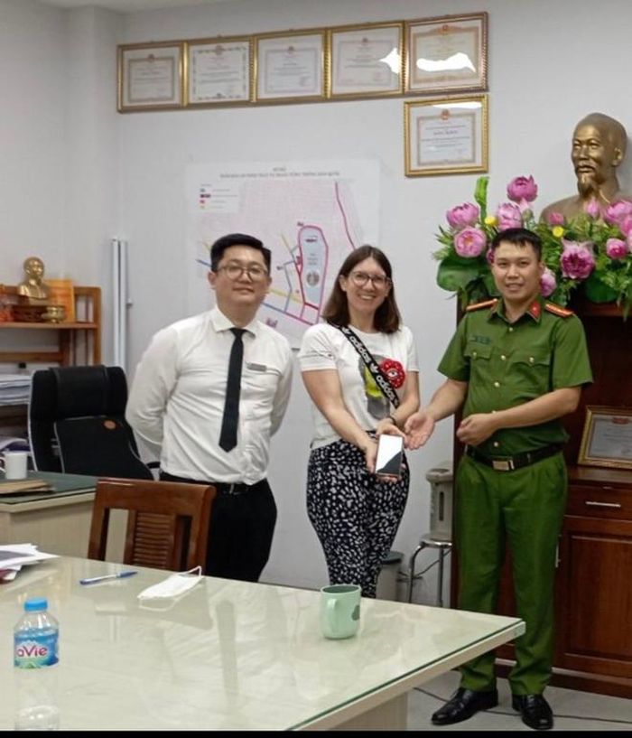 Nữ du khách ngoại quốc vui mừng nhận lại tài sản của mình bị móc túi trộm cắp
