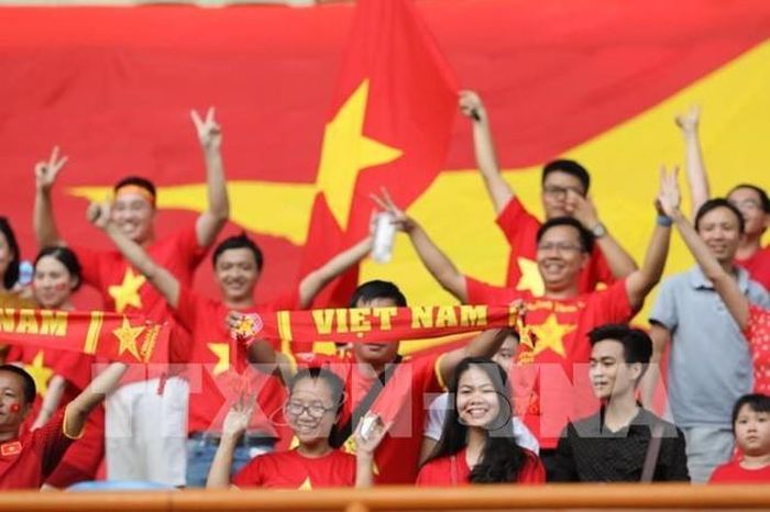 Các CĐV Việt Nam tới cổ vũ - Ảnh: Hoàng Linh/TTXVN