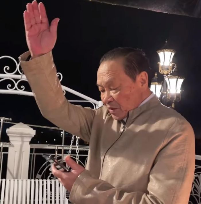 Nguyễn Chu Truyền "chém gió" với bệnh nhân qua điện thoại.
