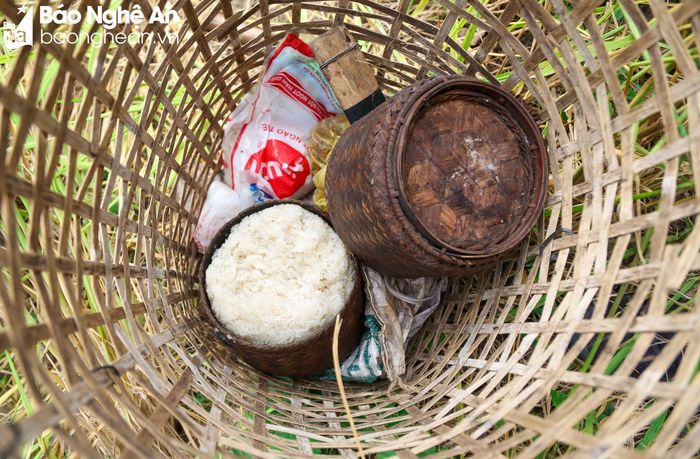 Khẩu phần của một người nông dân lên rẫy gặt lúa. Ảnh: Hữu Vi