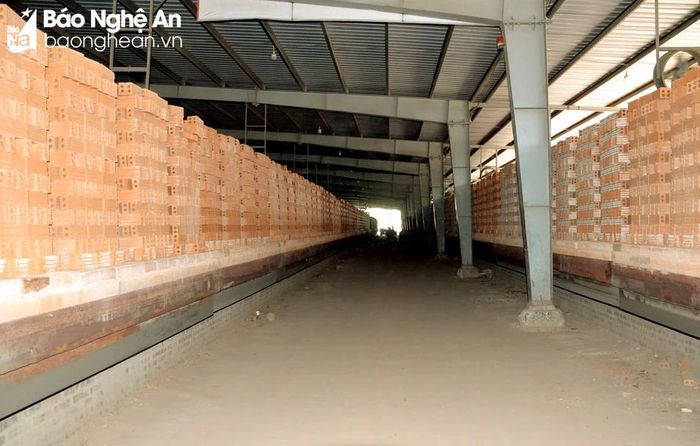  Nhiều nhà máy gạch xây dựng ế hàng, phải ngừng hoạt động từ nhiều tháng nay. Ảnh: Xuân Hoàng 