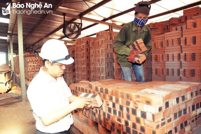  Tại Nhà máy gạch Tuynel Tân Kỳ, gạch xây dựng đang tồn đọng nhiều. Ảnh: Xuân Hoàng 