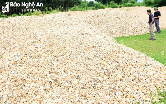  Mặt hàng cát sỏi xây dựng năm nay ế ẩm. Ảnh: Xuân Hoàng 