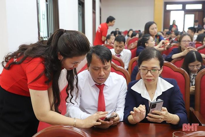 Nhân viên Viettel TP Hà Tĩnh hướng dẫn cài đặt và sử dụng phần mềm MySign.
