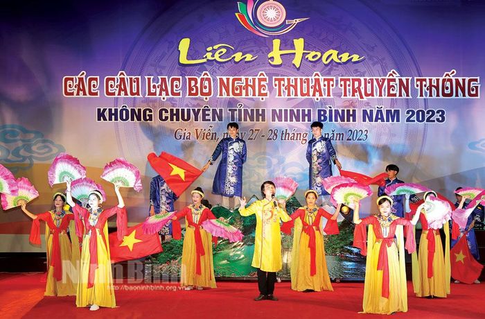 Tiết mục hát văn của CLB phường Đông Thành (thành phố Ninh Bình) tham gia Liên hoan các CLB nghệ thuật truyền thống không chuyên tỉnh Ninh Bình năm 2023. Ảnh: Minh Quang