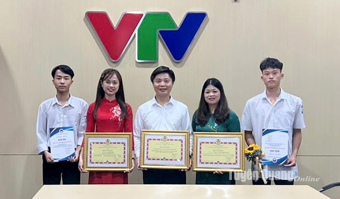 Đoàn Tuyên Quang nhận giải tại Cuộc thi "thầy cô trong mắt em" do Công đoàn Giáo dục Việt Nam tổ chức.