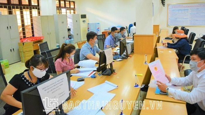 Các nhà đầu tư tìm hiểu quy hoạch về đất đai tại các dự án trên địa bàn huyện Đồng Hỷ qua hệ thống dữ liệu dùng chung. Ảnh: T.L