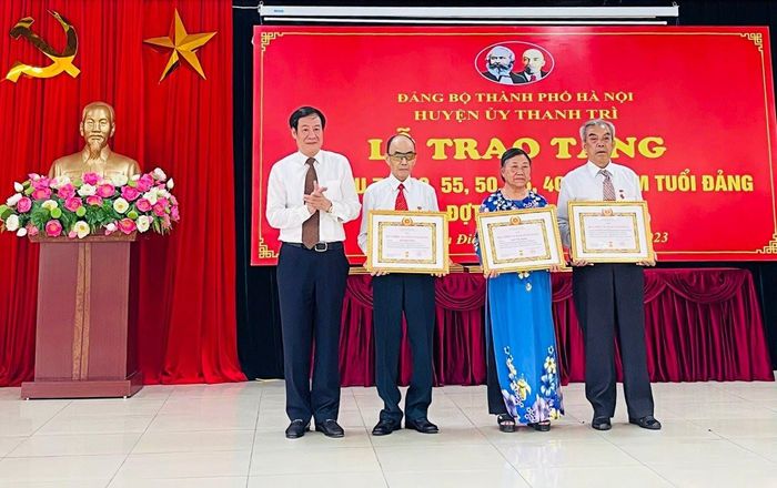 Bí thư Huyện ủy Thanh Trì Lê Tiến Nhật trao tặng Huy hiệu Đảng cho các đảng viên tại buổi lễ.