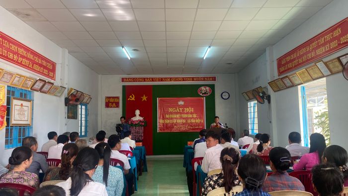 Chính quyền địa phương cùng người dân cùng nhau ôn lại truyền thống của MTTQ Việt Nam.