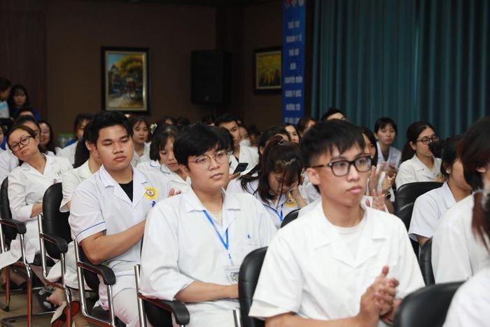 Các đại biểu tham dự chương trình. 