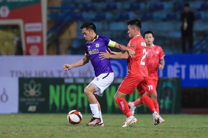 Chỉ một trận thua trước Hải Phòng, chưa thể gạt Hà Nội FC (trái) ra khỏi nhóm “thế lực” của V.League 2023/24.