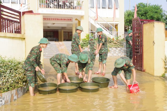  Sử dụng nước để lau dọn bùn đất sau mưa lũ 