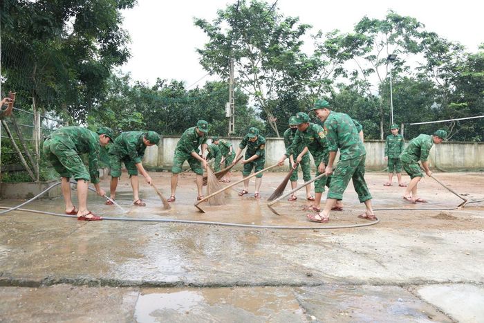 Cán bộ, chiến sĩ tập trung thực hiện nhiệm vụ với tinh thần “làm đến đâu, sạch đến đó”. Ảnh: Minh Toàn