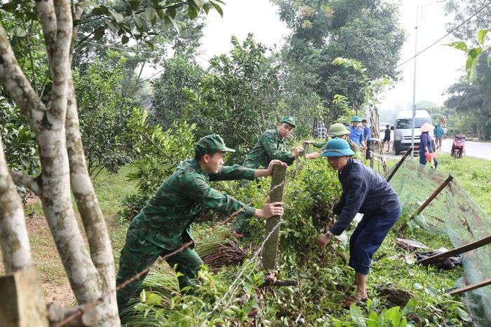 Các lực lượng tập trung dọn dẹp, vệ sinh các trục đường giao thông nông thôn. Ảnh: Viết Lam