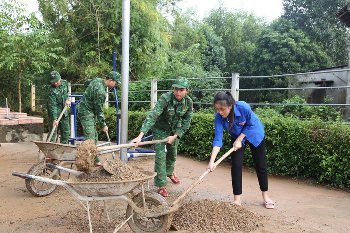 Cán bộ, chiến sĩ BĐBP Hà Tĩnh phối hợp với đoàn viên, thanh niên vệ sinh các công trình công cộng trên địa bàn xã Hà Linh. Ảnh: Viết Lam