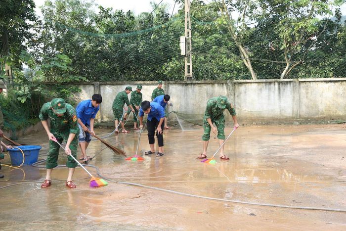Tuổi trẻ Biên phòng và đoàn viên, thanh niên địa phương phát huy tinh thần trách nhiệm giúp nhân dân sớm ổn định cuộc sống sau mưa lũ. Ảnh: Viết Lam