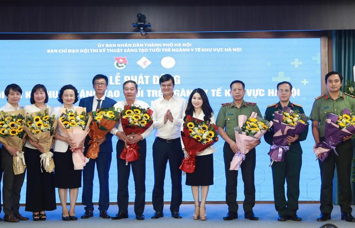 Bí thư thứ nhất T.Ư Đoàn Bùi Quang Huy tặng hoa các thành viên Ban chỉ đạo Hội thi. Ảnh: Bảo Anh