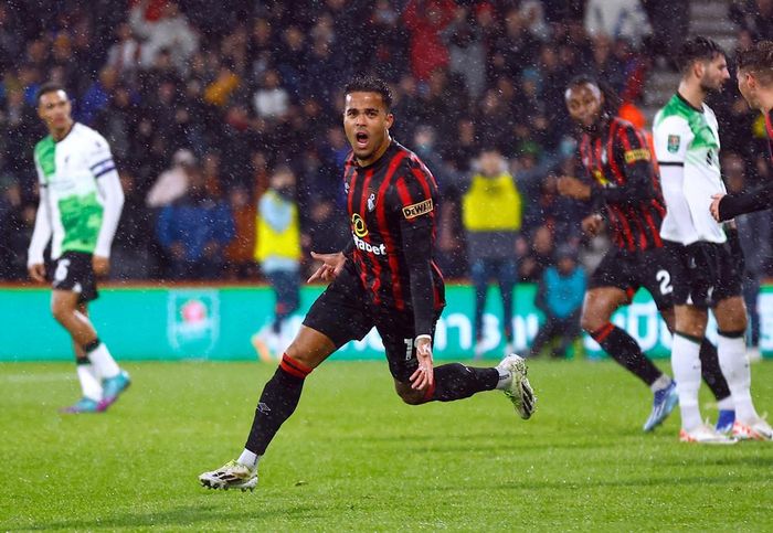 Sang hiệp hai, Justin Kluivert đánh đầu cận thành quân bình tỷ số 1-1