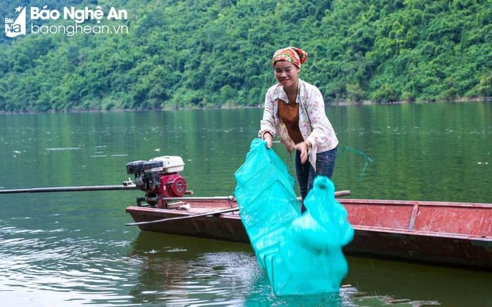  Trong khi đó, một số hộ dân lại bám bến sông vừa chở khách quá giang, vừa đánh bắt cá kiếm thêm thu nhập. Ảnh: Hữu Vi 