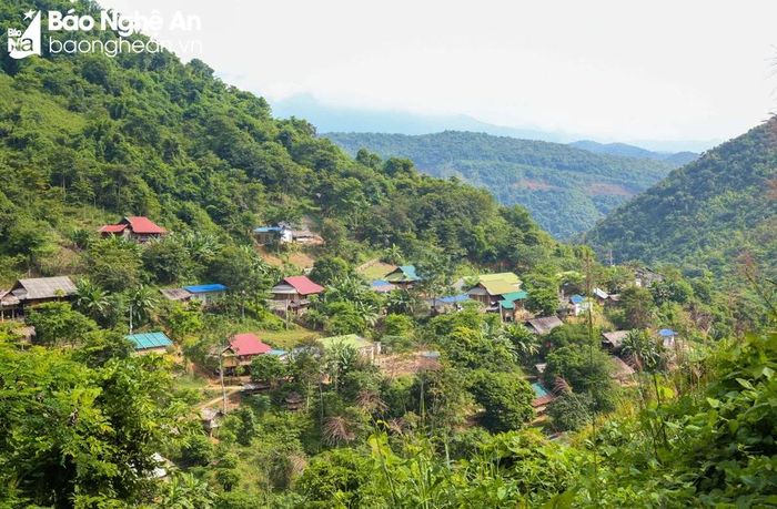  Phia Òi trước kia giáp ranh với xã Mường Lống, huyện Kỳ Sơn, cách địa điểm hiện nay trên 20km. Từ năm 2010, người dân bắt đầu chuyển đến địa điểm này. Năm 2014 thì thành lập bản. Ảnh: Đình Tuyên 