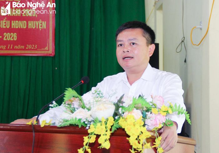  Đồng chí Quán Vy Giang - Phó Chủ tịch UBND huyện Quỳ Hợp trực tiếp giải trình một số vấn đề thuộc thẩm quyền. Ảnh: M.H 