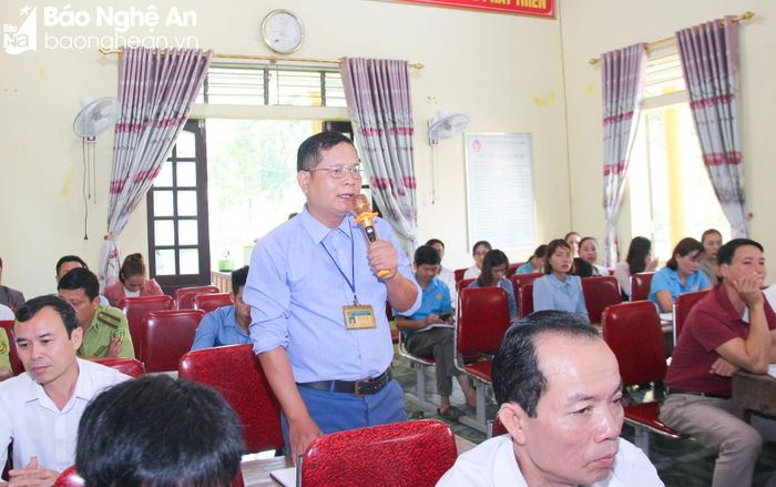  Cử tri Mạc Văn Tiến (Phó Chủ tịch UBND xã Bắc Sơn) phản ánh tình trạng chồng lấn đất ở với đất rừng 163 tại địa phương. Ảnh: M.H 