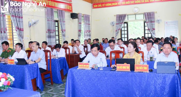  Lãnh đạo HĐND tỉnh và huyện Quỳ Hợp tham gia cuộc tiếp xúc cử tri. Ảnh: M.H 