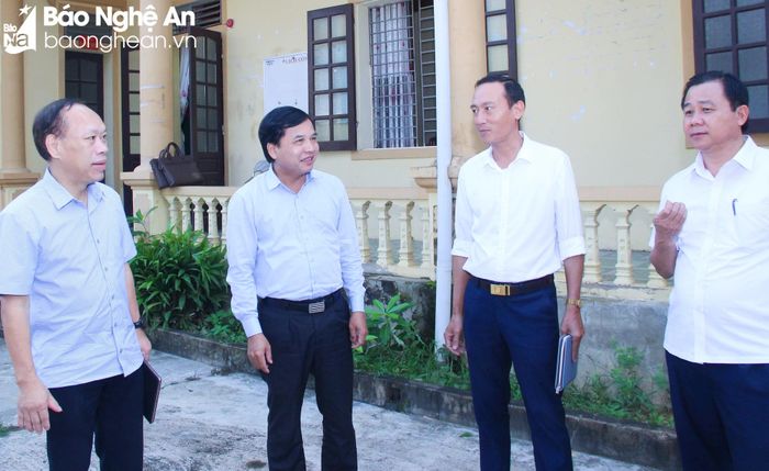  Lãnh đạo HĐND tỉnh và huyện Quỳ Hợp trao đổi với cơ quan Bảo hiểm xã hội cùng lãnh đạo cơ sở trong giải quyết các kiến nghị cử tri. Ảnh: M.H 