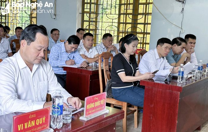  Đại biểu HĐND tỉnh Hoàng Quốc Việt - Ủy viên Ban Chấp Đảng bộ tỉnh, Giám đốc Sở Tài nguyên và Môi trường tiếp xúc cử tri tại 5 xã, huyện Quỳ Hợp. 