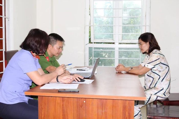  Cơ quan chức năng làm việc với Trần Thị Soa. Ảnh tư liệu: Văn Hậu 