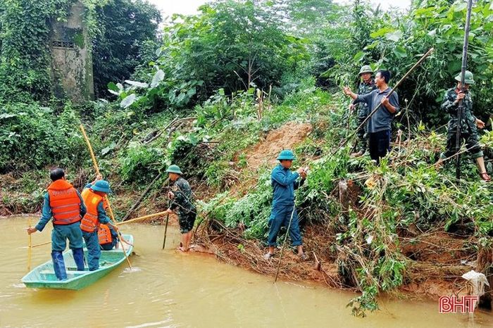 Ban Chỉ huy Quân sự huyện Hương Khê duy trì 2 xuồng máy cùng 15 cán bộ, chiến sỹ tìm kiếm nạn nhân mất tích ở xã Hà Linh.